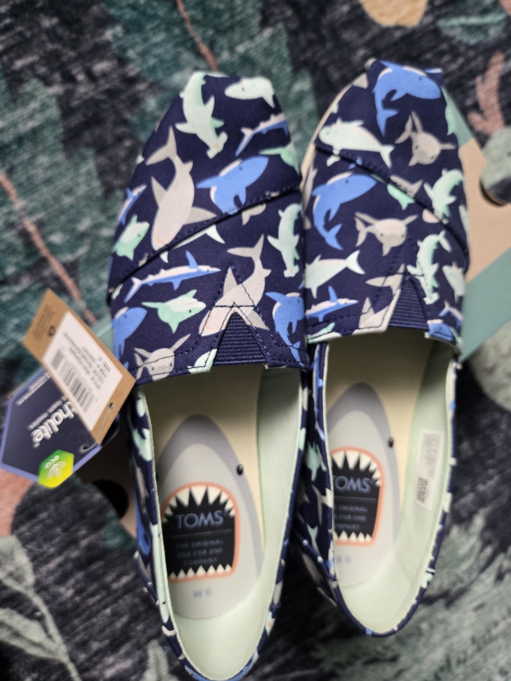 NWT TOMS Shark Print Canvas Slip-Ons in Navy Size 6 - Picture 3 of 5